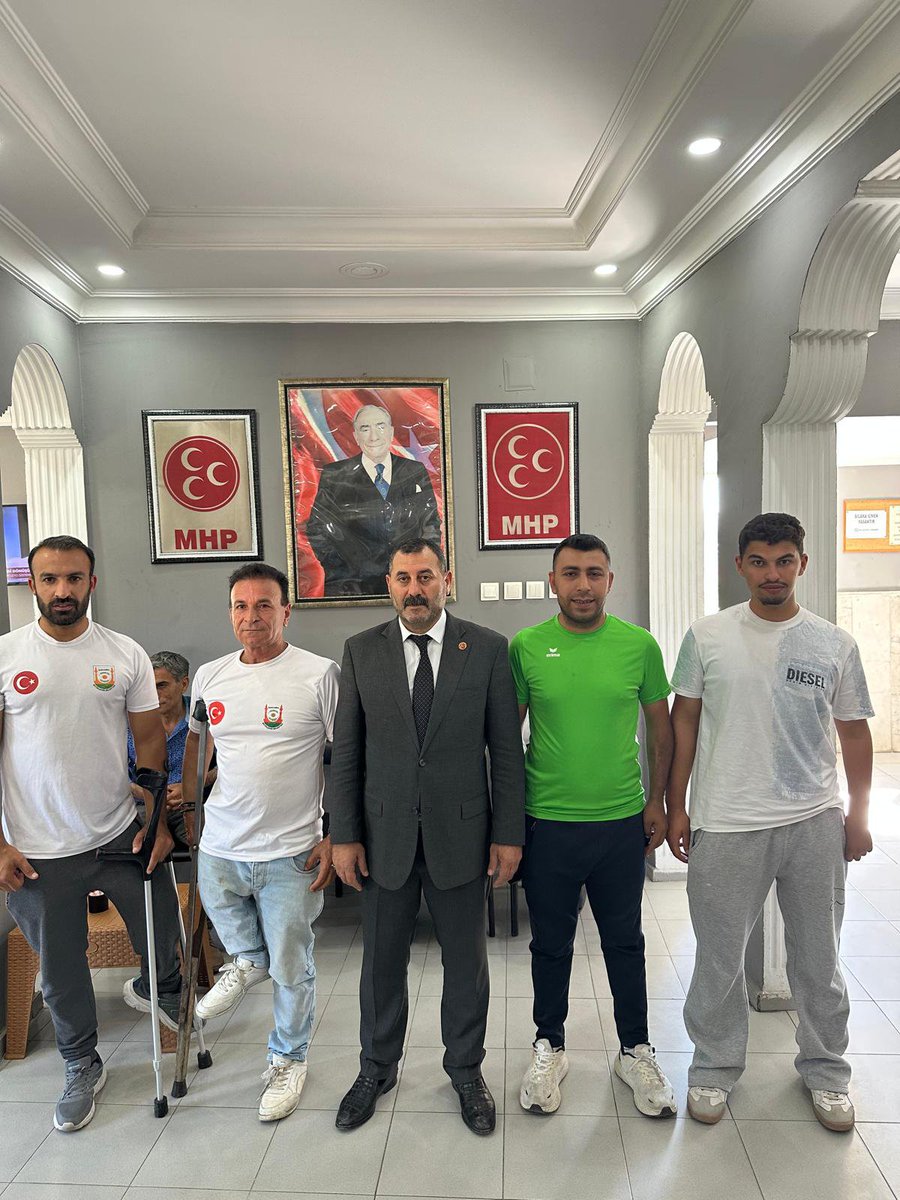 Sanliurfa_MHP's tweet photo. Bilek güreşi sporcuları Sayın Nusret Şanlı ve Sayın Mahmut Ballı, İl Başkanımız Sayın Ecz. Osman Mutlu'ya hayırlı olsun ziyaretinde bulundular.

Nazik ziyaretleri dolayısıyla kendilerine teşekkür ediyor, spor hayatlarında üstün başarılar diliyoruz.

@dbdevletbahceli 
@MHP_Bilgi 
@eczosmanmutlu