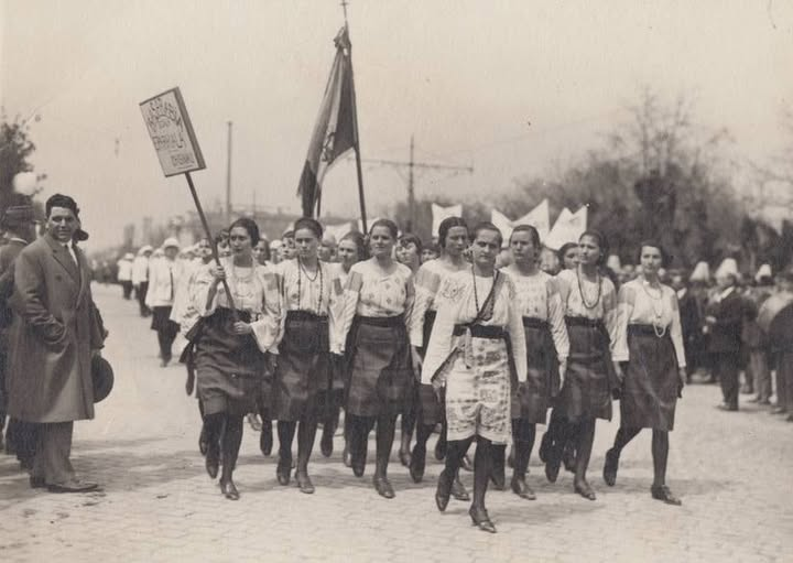 latiniano's tweet photo. Кишинёв, Королевство Румыния, 1930

воспитанницы Кишинёвского епархиального женского училища, самого престижного женского учебного заведения города (Școala Eparhială de Fete din Chișinău) дефилируют в центре города  в национальных нарядах

в 1940 СССР оккупирует Бессарабию, часть из них успеет сбежать в Старое Королевство, часть подверглась репрессиям, как "враждебные элементы боярской Румынии" и была депортирована или расстреляна

многим из них на допросах в НКВД разбили пальцы прикладами за отказ отвечать по-русски

просто большинство из них этого языка не знали и знать не собирались..