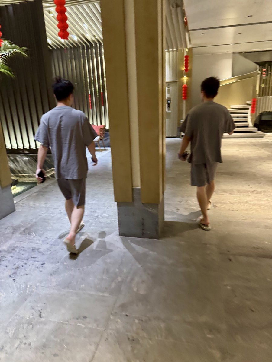 ENSH_OD_'s tweet photo. 水会好多���弟弟，偷偷在一个弟弟身后脱光撸几把，没想声音太大被他转头发现了，只好光明正大让弟弟拍。
#野裸 #暴露 #露出 #天体 #水会 https://t.co/ZacPj0RVkp