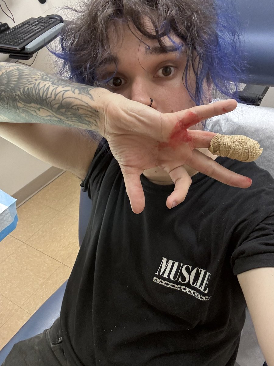_jjaacc's tweet photo. dumb idiot cant use a boxcutter properly https://t.co/SD5wACtXRJ