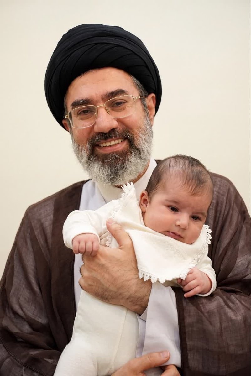 haj_mmdi_'s tweet photo. تا تو لبخند زنی،غصه ز دل کوچ کند
خنده ات ساده ترین معجزه ایمانِ من است❤️ https://t.co/DUqpEsiw8s