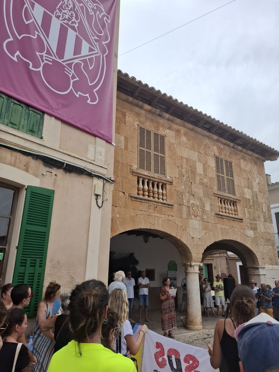 PSIBSantaMaria's tweet photo. Avui ens hem sumat a la concentració per rebutjar els atacs LGTB-Fòbics i atacs feixistes ocorreguts durant les Festes Patronals. 

Tot el nostre suport a les persones agredides. https://t.co/gWQOA5csNW