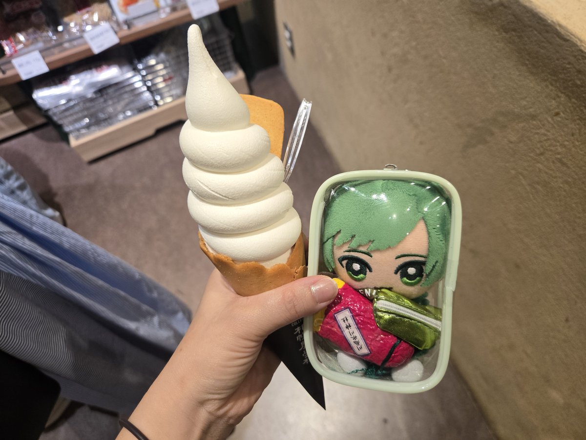 satop_0519's tweet photo. 北海道向かうところから楽しかった！！💚🧡💛💙💚💜
ド陰キャなのにこんな陽キャみたいなこと良いんですか🥹
浴衣女子に囲まれきゃっきゃっしてたらお前だけ江戸時代の汚いガキ言われて遺憾の意😡
可愛いヘアメで令和に引き戻してくれてありがとう🍑😌
早足で食べに行ったアイス美味しかった！！ https://t.co/PryniGWR4g