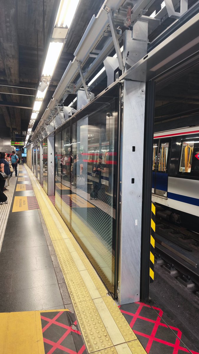 Laqueleee's tweet photo. @metro_madrid las nuevas puertas son "correderas" o abren para afuera? Si abren para afuera será peligrosísimo, sin mencionar la falta de civismo que hará que se dañen inmediatamente y habitualmente https://t.co/bxfMF3bMwA