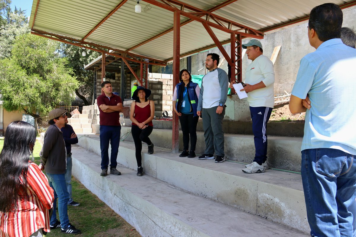 DianaCruzUIO's tweet photo. 🚧 ✍️ #FiscalizandoAndo | Hoy recorrimos la Liga Barrial Las Casas junto a vecinos y entidades municipales para coordinar la repotenciación de la red de agua potable, dar seguimiento a los trabajos que se ejecutan en la cancha y revisar el arbolado colindante al predio.

El trabajo articulado entre vecinos e instituciones fortalece la infraestructura del sector y permite avanzar con soluciones que responden a las necesidades de la comunidad.

Con obras, #QuitoRenace