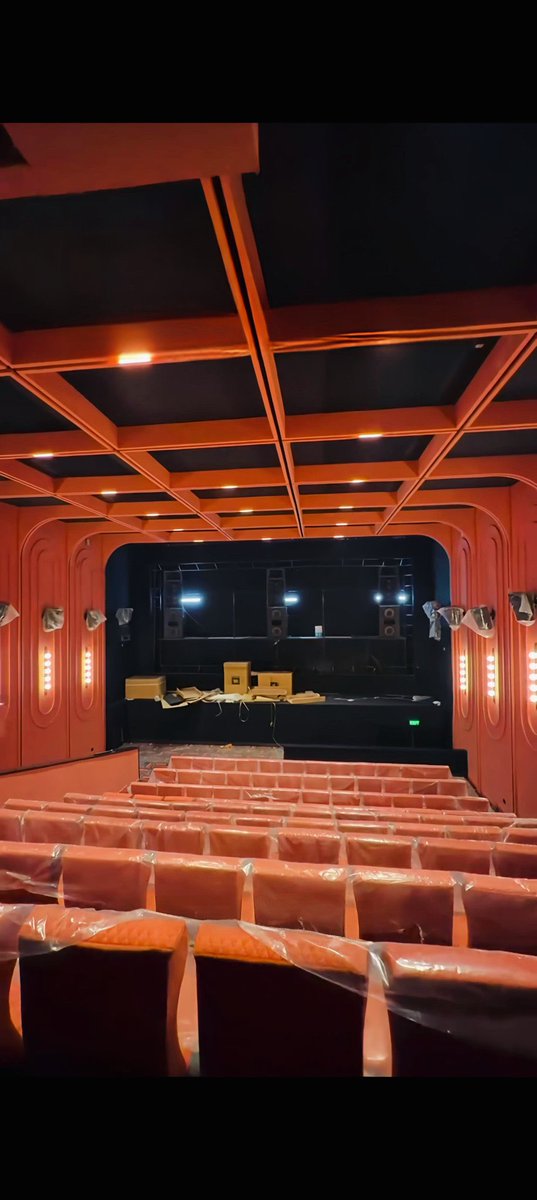 FridayCinema9's tweet photo. Sir @NishantOpinions  Vizag @aaacinemasoffl update kavali vilu emo 8 screens ani announce chesaru but oka Flat screen and  Premium Large Format okati kuda announce cheyaledu ..
Need confirmation sir https://t.co/F7GslO8h1L