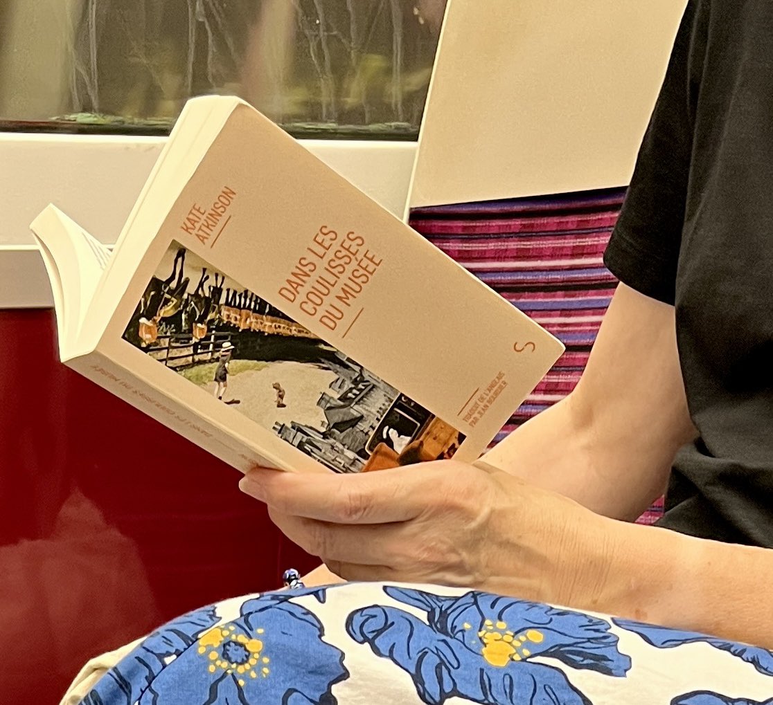 BernardLehut's tweet photo. #liredanslemétro : ma voisine du jour lit « Dans les coulisses du musée » de Kate Atkinson @BourgoisEditeur. https://t.co/Y0Yk9Xt0At