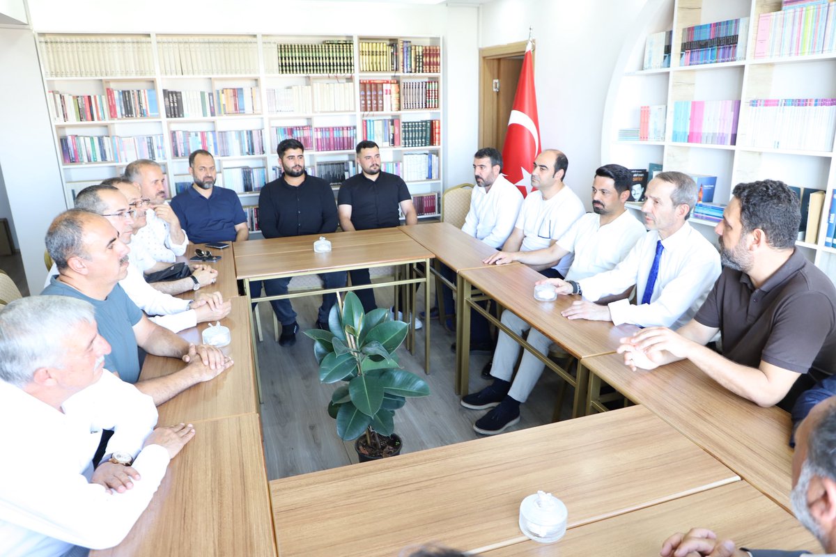 bingolakparti's tweet photo. MKYK Üyemiz Abdurrahman Akyüz ile birlikte Memur-Sen Bingöl İl Başkanı Yunus Kava ve Şube Başkanlarıyla bir araya gelerek güncel konular üzerine sohbet gerçekleştirdik. 

@yilmaz_seven @Aakyuz54 @EnessAslan_ https://t.co/CZ0XehHzvW