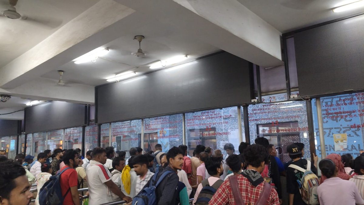 Govindk233636's tweet photo. @RailMinIndia been at Anand Vihar platform 2 for an hour now &amp; noticed no indicators are working. no info anywhere, have to go to the helpline counter for everything 🙄 @RailwaySeva @Central_Railway https://t.co/O9O9dcqtor