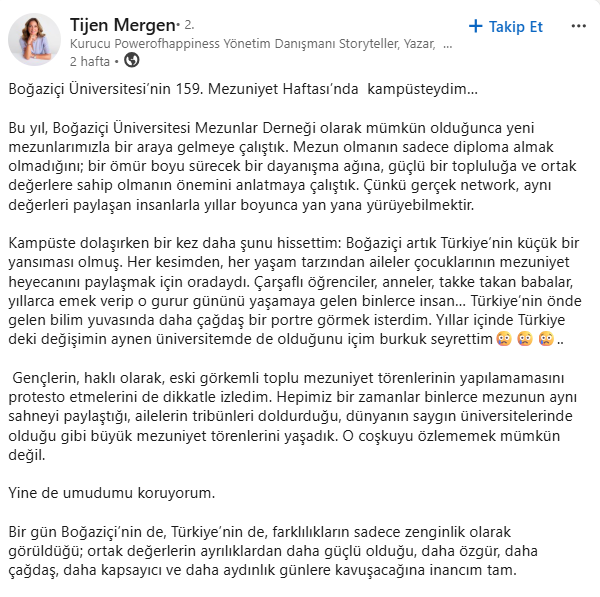 DrTasbas's tweet photo. Tijen Mergen denilen eski Türkiye kalıntısı biri, kampüste dolaşırken "Türkiye’nin küçük bir yansımasını" görmüş. Çarşaflı öğrenciler, anneler, takke takan babalar... Yıllarca emek verip, belki dişinden tırnağından artırıp çocuklarının o gurur gününü yaşamaya gelen binlerce Anadolu insanı.

Peki yazarımız ne diyor bu manzaraya? "Daha çağdaş bir portre görmek isterdim. İçim burkuk seyrettim."

İşte tam bu satırlarda, bu topraklara on yıllardır dayatılan o sakat zihniyetin en çıplak halini, en acınası mantık hatasını görüyoruz.

Aynı yazar, yazısının sonunu nasıl bağlıyor dersiniz? Şöyle: "Bir gün... farklılıkların sadece zenginlik olarak görüldüğü; daha özgür, daha çağdaş, daha kapsayıcı günlere kavuşacağımıza inancım tam."

Ne yaman çelişki!

Bir yanda kampüste gördüğün başörtülü öğrenciye, takkeli babaya bakıp tahammül edemeyecek, "içim burkuldu" diyeceksin; hemen ardından satır sonunda "farklılıkların zenginlik olduğu, kapsayıcı" bir gelecekten dem vuracaksın.

Sizin "kapsayıcılık" anlayışınız sadece size benzeyenleri, sizin gibi giyinenleri mi kapsıyor? Sizin "farklılık" dediğiniz o muazzam zenginlik, sadece sizin izin verdiğiniz, Batı'dan onaylı sınırlar içinde mi kalmalı?

Anadolu’nun gerçeği, kendi evlatlarının mezuniyetine kendi inancının kıyafetiyle, kendi kültürüyle geldiğinde "çağdaşlığa" tehdit oluyor ve içinizi burkuyor; ama janjanlı İngilizce unvanlarla süslü cümleler kurarken "kapsayıcılık" (inclusivity) satıyorsunuz, öyle mi?

Bu bir mantık hatasından ziyade, derin bir kibrin ve iki yüzlülüğün dışavurumudur.

Yıllarca bu ülkenin asıl unsurlarını "çağdaş değil" safsatasıyla üniversite kapılarından, devlet dairelerinden ötekileştirdiler. Kendi kurdukları o steril fanuslarda, sadece kendilerine benzeyenleri ağırladıkları salonlarda Türkiye'nin tapusunu ellerinde sandılar. Şimdi ülkenin önde gelen bilim yuvalarında, hayatın tam merkezinde bu milletin asıl sahiplerini, tüm çeşitliliğiyle karşılarında görünce ezberleri bozuluyor, içleri burkuluyor.

Bırakın burkulsun.

Yeni bir dünya kuruluyor ve bizim neslimiz bunu görecek. Bu topraklarda şekilciliğe hapsedilmiş, dışlayıcı ve seçkinci "çağdaşlık" maskesi çoktan düştü. Gerçek kapsayıcılık, bu milletin kendi öz değerleriyle, inancıyla ve kültürüyle yan yana, omuz omuza yürüyebilmesidir.

Batı'nın "inclusivity" kavramını diline pelesenk edip, kendi ülkesinin vatandaşına yabancılaşan bu hastalıklı zihniyet tarihin tozlu raflarında yerini alacak.

Sabır. Gerçek zenginlik, milletin ta kendisidir.