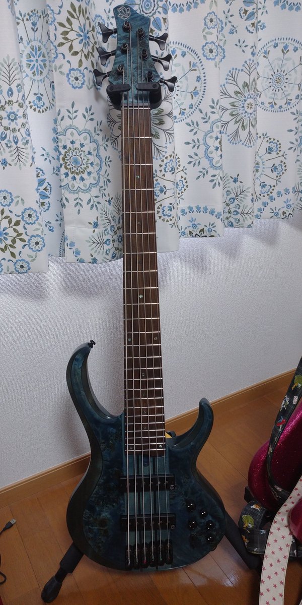 takagisianiguma's tweet photo. マイニューギア6弦ベース！
これでやっとangraとDreamtheater練習できるぞ！ https://t.co/jPwmUW2Dlx