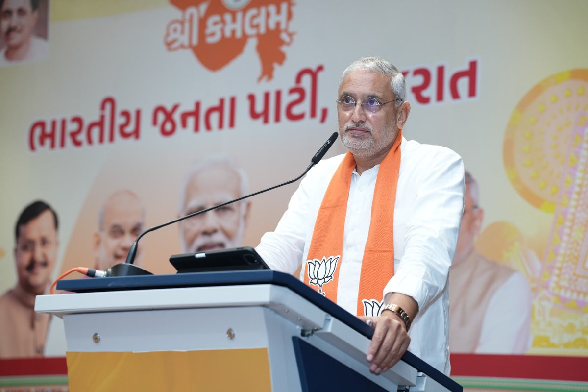 iJagdishBJP's tweet photo. દેશના યશસ્વી પ્રધાનમંત્રી શ્રી @narendramodi સાહેબના 'મન કી બાત' કાર્યક્રમને જન-જન સુધી પહોંચાડવાના સંકલ્પ સાથે આજે પ્રદેશ કાર્યાલય 'શ્રી કમલમ્' ખાતે આયોજિત કાર્યશાળામાં જિલ્લાની ટીમ સાથે સંવાદ કર્યો અને માર્ગદર્શન પૂરું પાડ્યું. https://t.co/K6k6WtbCfY