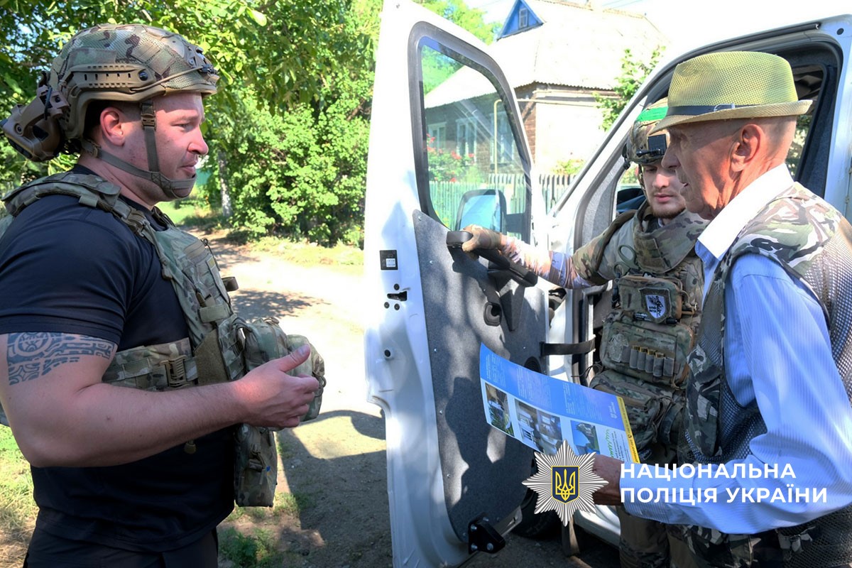 gumvd_don's tweet photo. «Білі Янголи» рятують родини з-під вогню у Краматорській громаді https://t.co/nqC6voiee5 https://t.co/yI96Pvhj2E