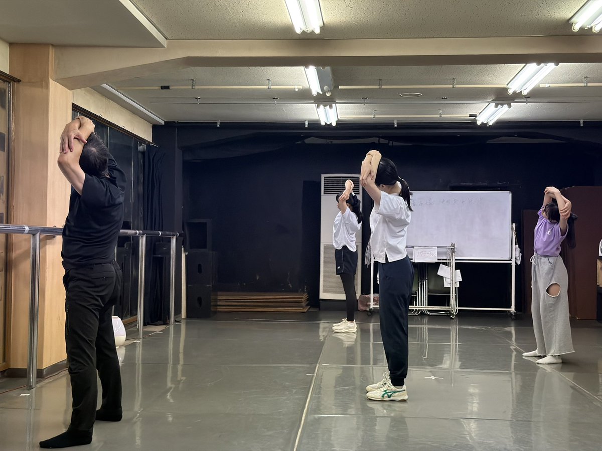 hiyoucan_first's tweet photo. 【今日の俳優館養成所🕺】

先週から、ジャズダンス講座が始まりました。入念なストレッチからスタート✨
ストレッチでは普段伸ばさない筋肉を伸ばすなど、いつも意識の外にある体の感覚を呼び起こすような感覚でした🫨

本日は、体験生もいらっしゃり、よりにぎやかな講座でした😊 https://t.co/ZX5wPsc3fh