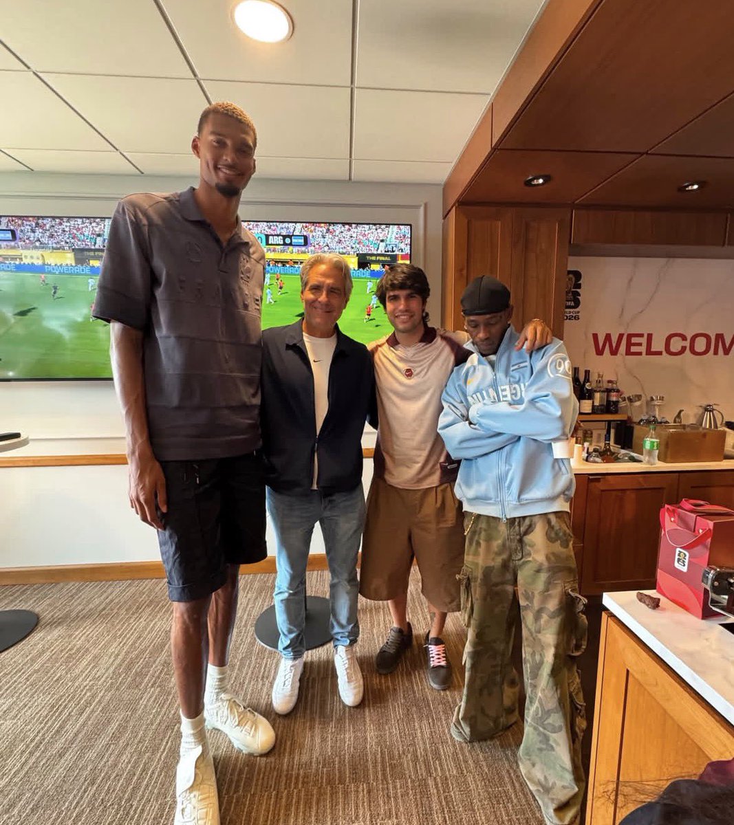 AcessoTravis's tweet photo. 📸 Travis Scott junto do tenista Carlos Alcaraz e o jogador de basquete Victor Wembanyama durante a final da Copa do Mundo! https://t.co/kn6TjfIgps