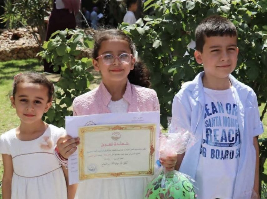 FlyingBeagle_'s tweet photo. Israel killed these three children—Naeem, Ferial, and Amira—along with their sister Salma and their parents, Salsabil and Firas.

On the smallest child's shroud, someone wrote: "charred body."

The whole family, erased. The genocide continues. https://t.co/9XCRItVx8y