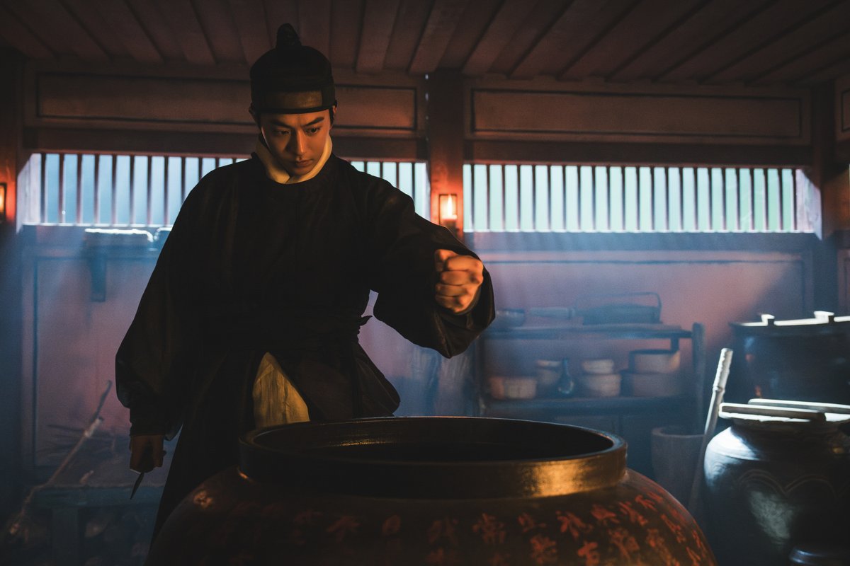 NetflixKR's tweet photo. 동궁에 발을 들였다면 물러나긴 어려울 것이오. 

알면 알수록 더 깊어지는 세계. <동궁> 절찬 스트리밍 중. 오직 넷플릭스에서. https://t.co/hv8ywwtMDo