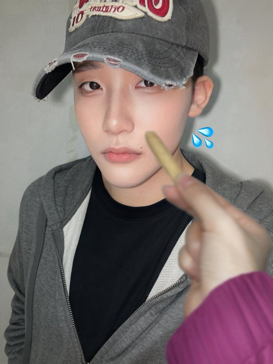 napooo0__'s tweet photo. 아니 우리 상뱀
썬칩 먹으면서 탈영병 기다리는데
지 새우깡 존나 맛있다고 제발 맛 보라고
사정사정하네
먹기 싫다고 소리 졸라 질렀더니 탈영병 튀었다 아 한호열 ; https://t.co/rlkjOWSgbJ