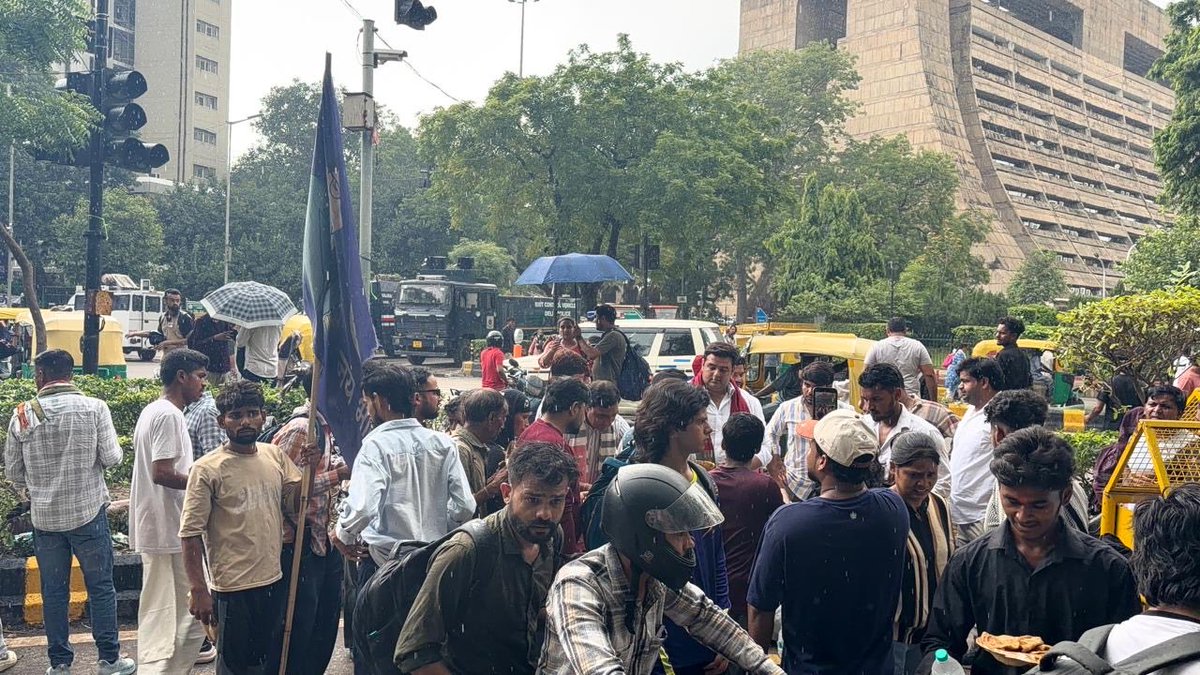 praveennoida63's tweet photo. जंतर-मंतर पर NEET पेपर लीक के खिलाफ़ संघर्ष कर रहे छात्रों को भोजन कराया। 
लाठी नहीं, न्याय चाहिए!
पेपर लीक का हिसाब दो, छात्रों को इंसाफ़ दो!

#dharmendrapradhanresign 
#StudentsProtest #Sansad https://t.co/MdQwuEBnCu