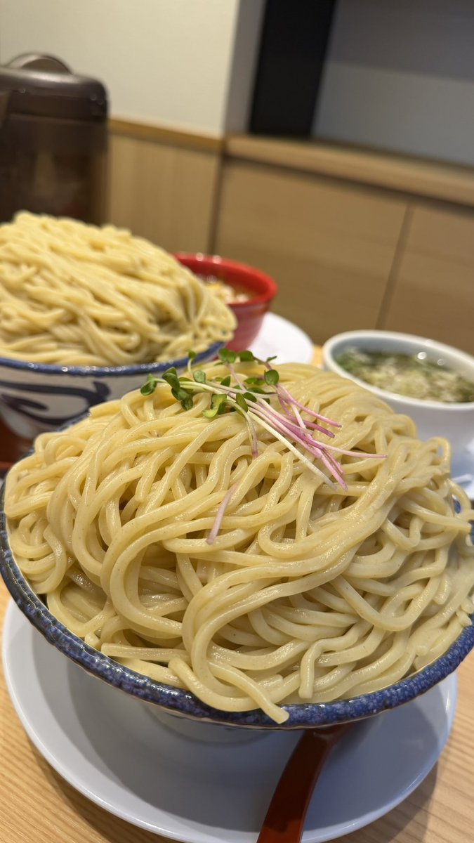 wakana_uehara's tweet photo. 三田製麺所のつけ麺、超特盛1.5kg × 2🍜

近々動画出すよ〜！！✨
#大食い https://t.co/PySoYvuSjG