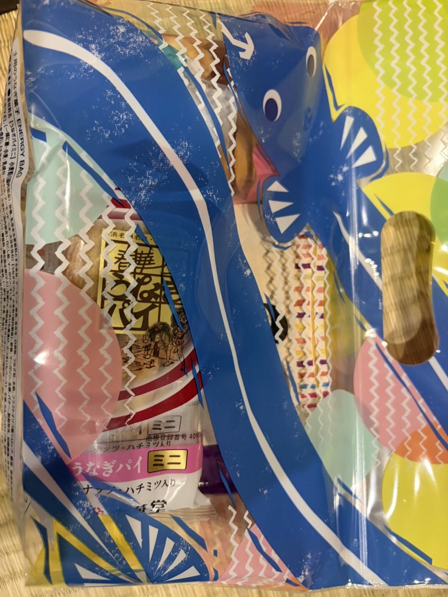 tonton_tejioppa's tweet photo. 昨日と今日で色々な方から頂き物をしました☺️
#春華堂うなぎパイ
#おにぎりこんが
#MARLOWE
浜松のバラエティパック
友人がご家族で営んでる、ハワイアンドーナツ、マラサダのお店
#KIMO'sHAWAII SMC
全て美味しく胃袋の中へ無事に収まって行きました☺️
これだけ頂いて感謝ですね♪ https://t.co/UXfRG3Bz6e