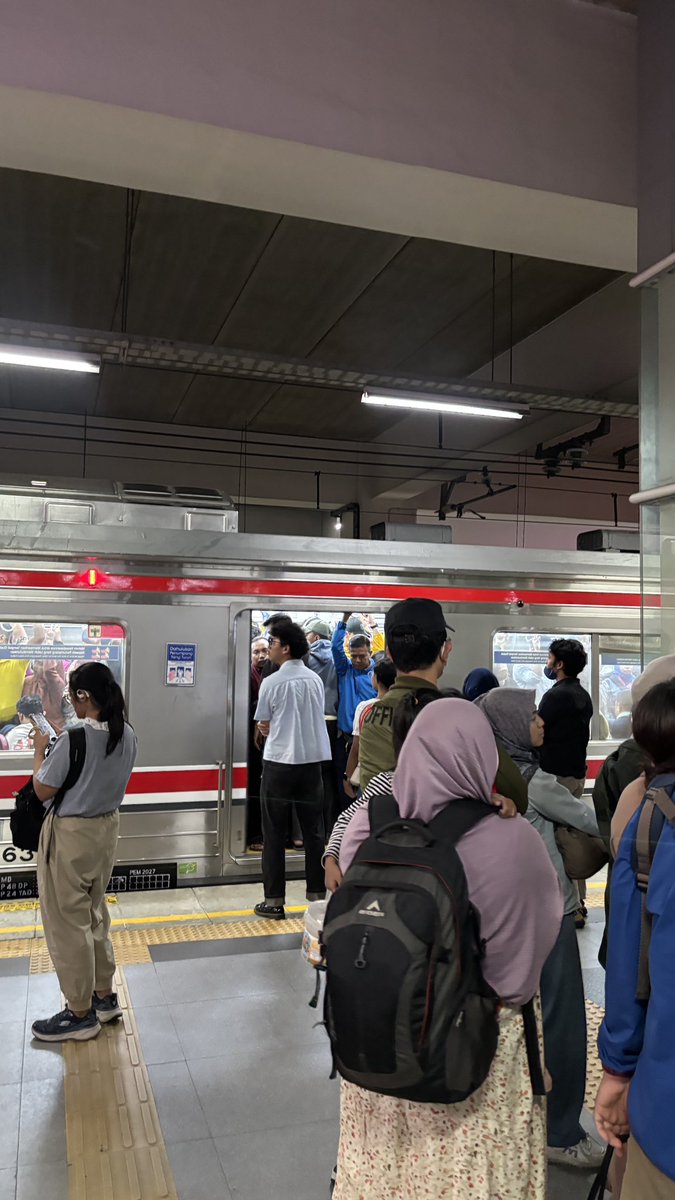 cipetetuku's tweet photo. Gue bingung deh, stasiun manggarai kan stasiun Hub ya? Yang dimana expect crowded. Kenapa mereka bikin celah tiang di peron buat orang jalan tuh sesempit ini ya? https://t.co/oHGP4MzXWj