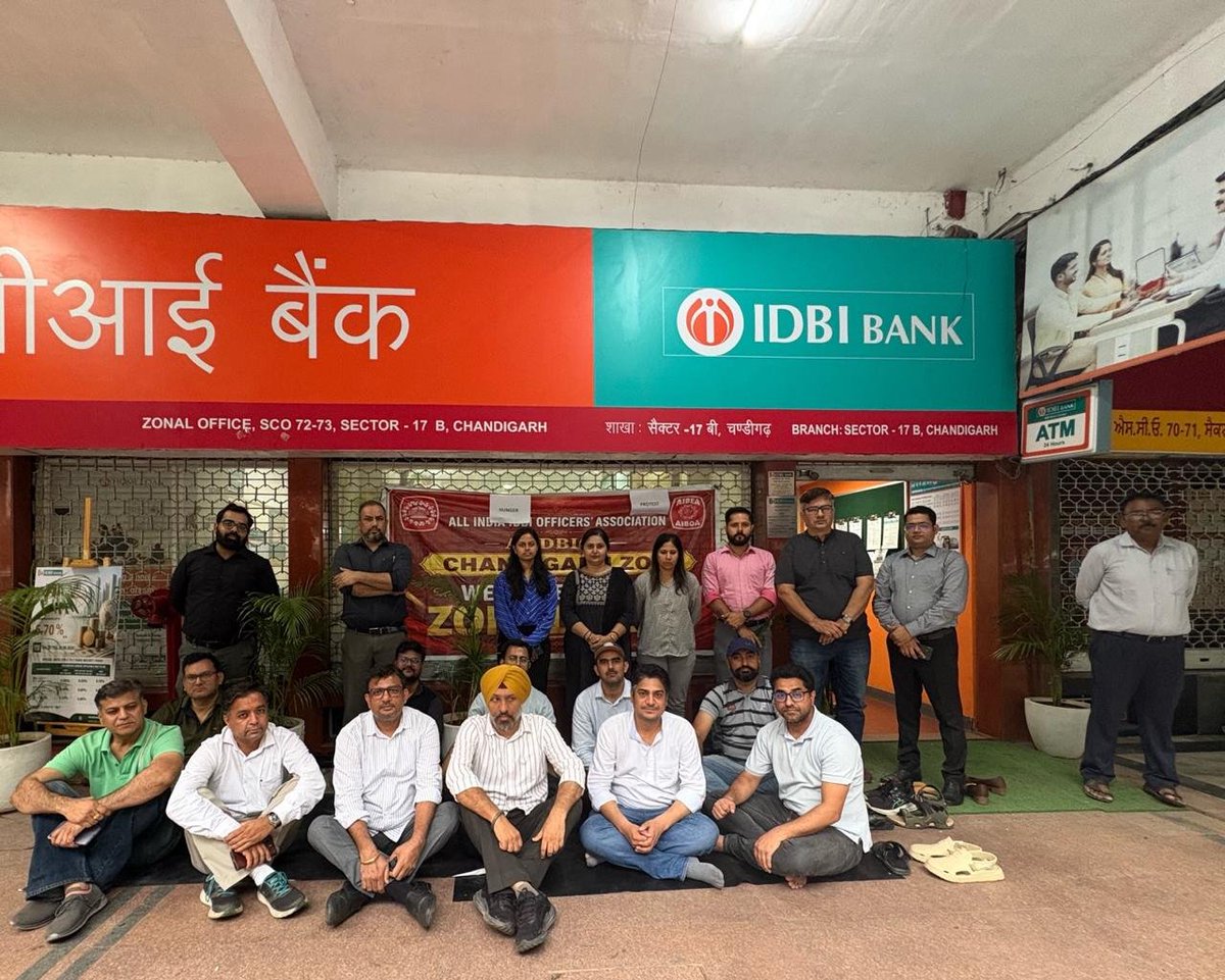 IdbiFor's tweet photo. Yesterday, protests were held at branches and offices across India against the privatisation of IDBI Bank. We All India IDBI Officers' Association will not allow privatization scam to happen.
#JantarMantar 
#DoNotSellIDBI 
#StopPrivatisation @FFH_TO https://t.co/GGXxgqr2Io