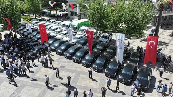 Aygun__Ufuk's tweet photo. "Denizli Büyükşehir Belediyesi'nin ihtiyaç fazlası 45 adet kiralık aracı sergilendi. Araçlar geri gönderilerek ayda 1 milyon 214 bin 962 TL tasarruf sağlanacak." 

Dediler ve ortaya aşağıdaki tablo çıktı:
Seçim öncesi araç sayısı: 509
Seçimden sonra: 489
Yeni ihale ile kiralanacak araç sayısı: 783

Ekrem'in çıraklarından başka ne beklenebilirdi!

İfşa için tebrikler @Feride_Kbdylr Hanım.