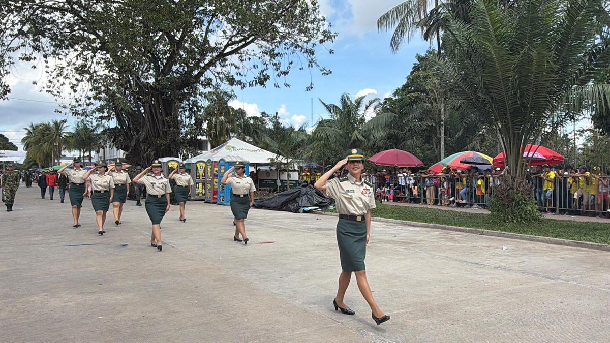 Ejercito_CAAID's tweet photo. #EnModoPatrio | En Leticia, #Amazonas, hombres y mujeres de la Fuerza Pública, y a delegaciones militares de las repúblicas de Perú y Brasil, participaron en el desfile militar y de Policía conmemorativo del #20DeJulio, exaltando la Independencia de Colombia.
#PatriaHonorLealtad https://t.co/gRp8YpQYGK