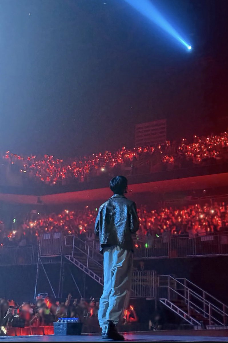 geonnnnno's tweet photo. 나 ㅅㅎ가 무대 위에서 보는 공연장은 이만큼 예쁘다고 영상 하나 올려줬을때 진짜 평팬하겠다고 눈물광광흘림
언젠간 고노도 눈에 보이는 예쁜 풍경 공유해줫으면 https://t.co/AEkLBWMJks