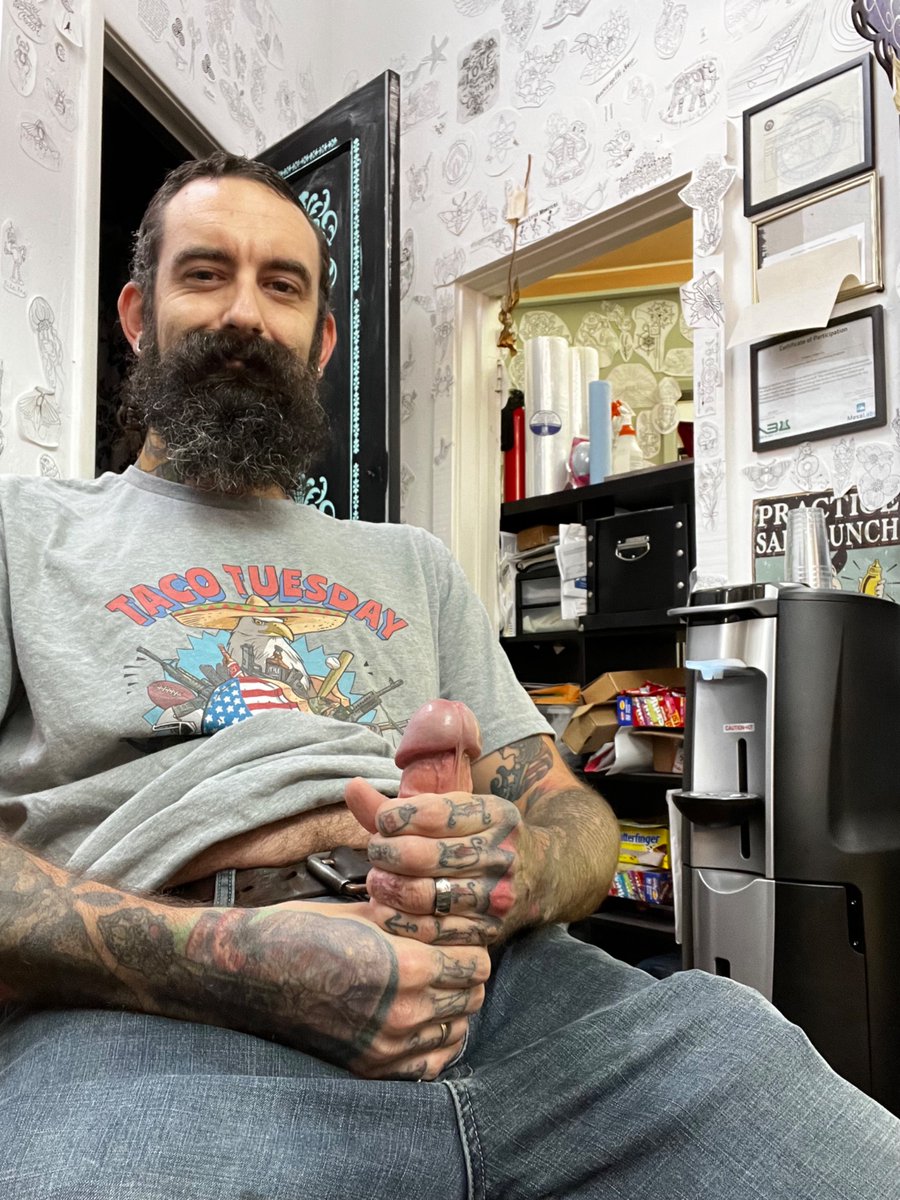 Cockswell_Jonny's tweet photo. For those who don’t know yet IT’S TWO HANDS TUESDAY!!! Dirty Stepdad’s favorite day of the week! #DirtyStepdad #TwoHandsTuesday #DadCock #DaddyDick #HungDad #BWC #PervCock #MarriedCock #BreedingKink #CheatingKink #SizeDifferenceKink https://t.co/SMws2O7mDs