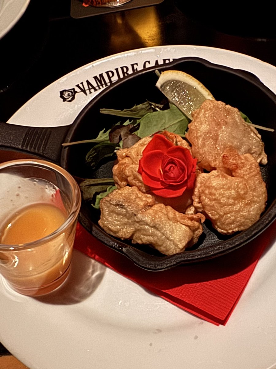 all_seikima's tweet photo. 「参列者に捧ぐ一輪の薔薇」

「首筋に忍び寄る怪物の魔の手」

「晩餐会に咲き誇る誇り高き薔薇の花」

「血に染まりゆく吸血鬼のくちづけ」 https://t.co/3JDi5DRpwR