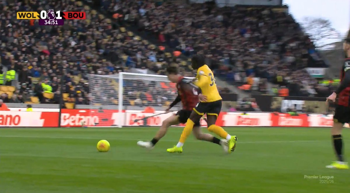 htomufc's tweet photo. The way Alex Scott uses his body in duels whether it's carrying through pressure, wedging himself between a dribbler or taking it on the turn... SO good. Incredibly clean. https://t.co/taQQRl0OkV