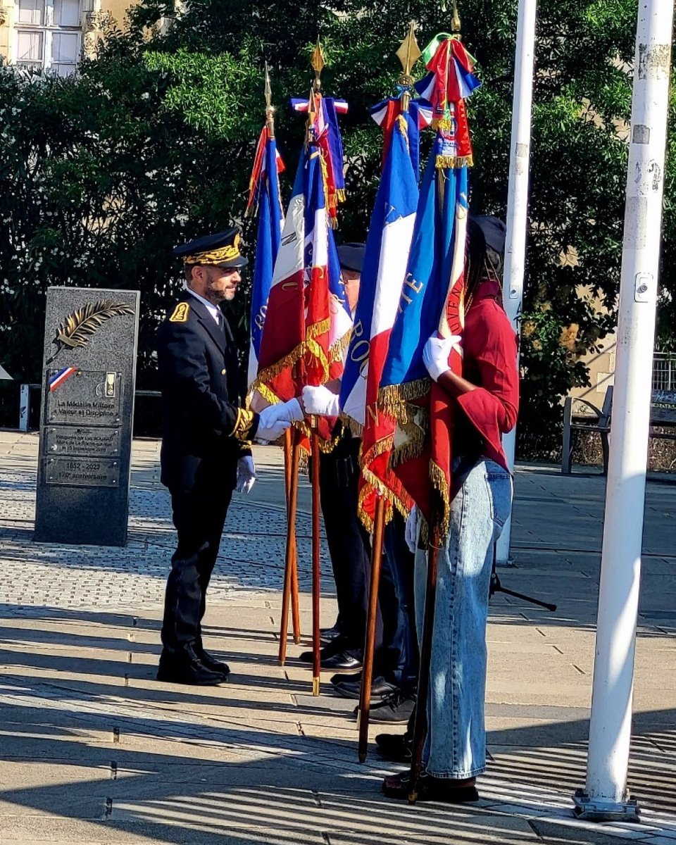 PrefetVendee's tweet photo. #cérémonie | À l’occasion de la Journée nationale à la mémoire des victimes des crimes racistes et antisémites de l’État français et d’hommage aux « Justes » de France, cérémonie d’hommage  présidée par Éric Laffargue, Secrétaire général adjoint, représentant Monsieur le Préfet de la Vendée, en présence des autorités civiles et militaires, des élus locaux et des associations patriotiques.

🕊 Un moment de recueillement pour se souvenir de ceux qui ont sauvé des Juifs durant la Seconde Guerre mondiale.