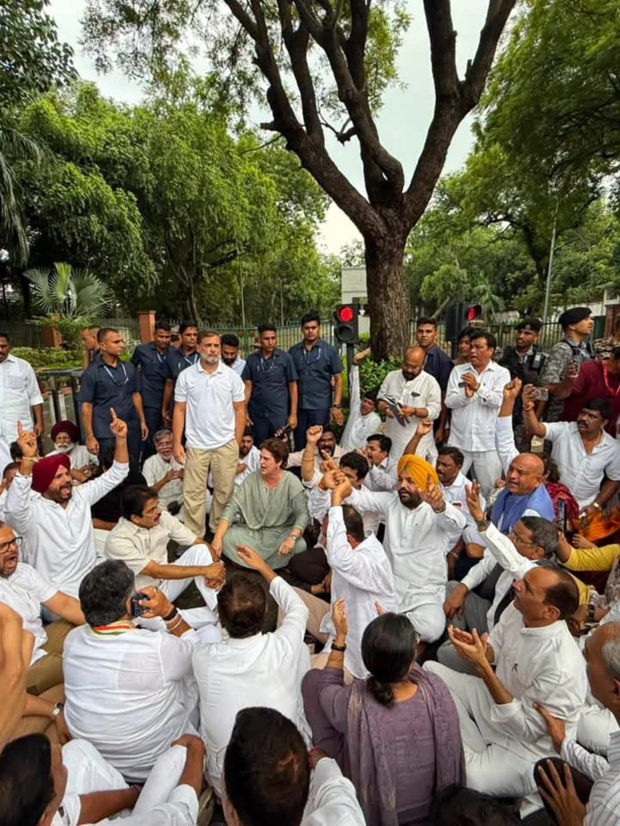 KrishnaMohanSha's tweet photo. जहां मैटर बड़े होते हैं, वहां राहुल गांधी खड़े होते हैं🔥🔥 https://t.co/YPbDyQqFSe