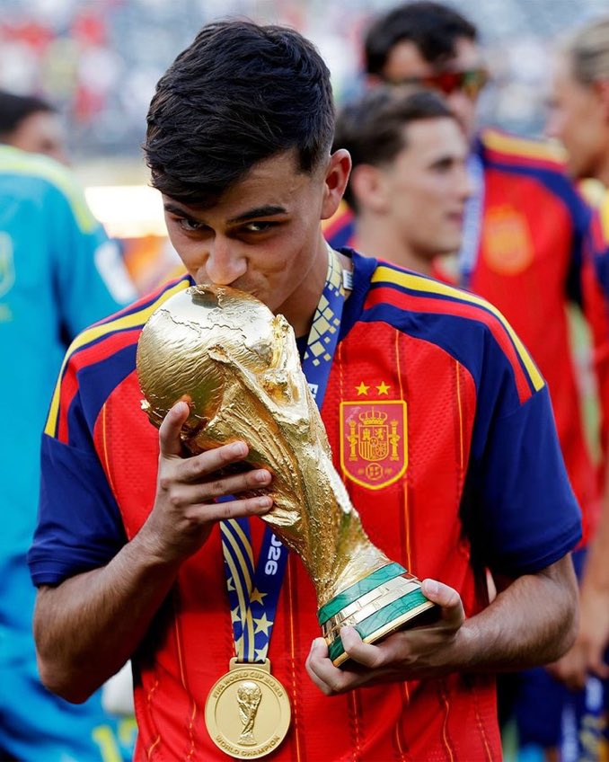 PedriXtra__'s tweet photo. Pedri avec l’Espagne : 

⚽️ 6 buts 
🎯 4 passes décisives
🏆 Coupe du monde 
🏆 Euro 
🏆 Ligue des nations 

Vitinha avec le Portugal : 

⚽️ 0 buts 
🎯 4 passes décisives
🏆 Ligue des nations 

Pedri est dans une autre galaxie que Vitinha en sélection. 🇪🇸✨ https://t.co/8EDcjFTG5W