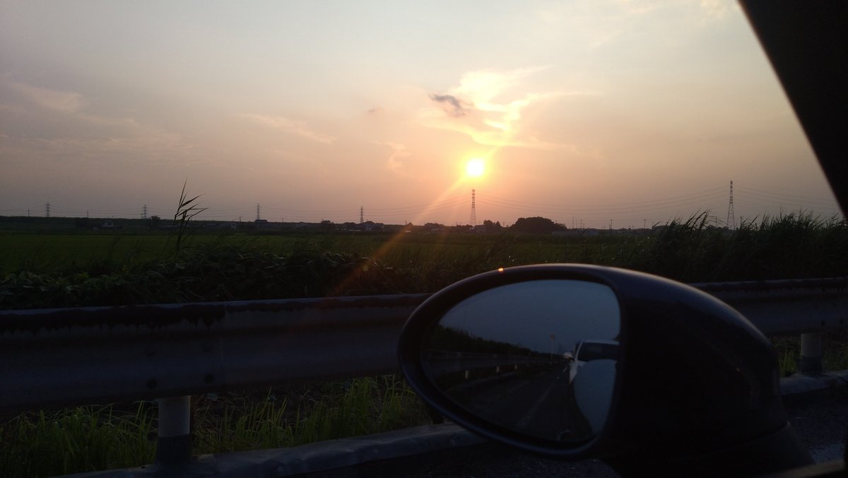 fair_roadster's tweet photo. 助手席に置いたケーキが温くなっちゃうかもとは思ったけど開けずにいられなかったー( ˊᵕˋ ;)
なんなんだろうね角を曲がった先に空と夕日が現れた一瞬後に深いため息出ちゃうよね、生きててよかったって思うよね https://t.co/aK0XHnqYyA