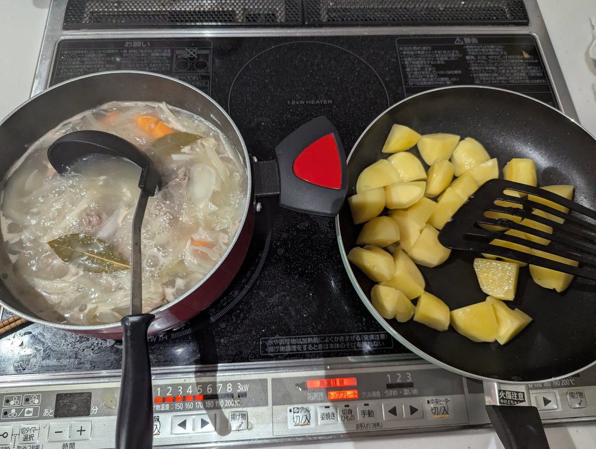 shinjiDOS's tweet photo. 具材を煮込む横でジャガイモに焼き付けを行います

そして残りのマッシュルームと共にぶち込んでさらに煮込みます

ジャガイモ焼いただけのやつで飲めそうです^p^ https://t.co/mevqJy0Evb
