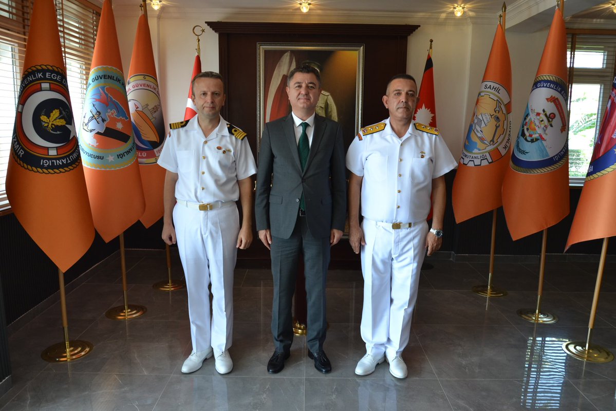 Konakkaymakamlk's tweet photo. Konak Kaymakamımız Sayın Ediz Sürücü, Sahil Güvenlik Ege Deniz Bölge Komutanı Tümamiral Tayfun Paşaoğlu ile Sahil Güvenlik Orta Ege Grup Komutanı SG Yarbay Engin Anar’ı makamlarında ziyaret etti.
Nazik misafirperverlikleri ve samimi ev sahiplikleri dolayısıyla kendilerine teşekkür ederiz.