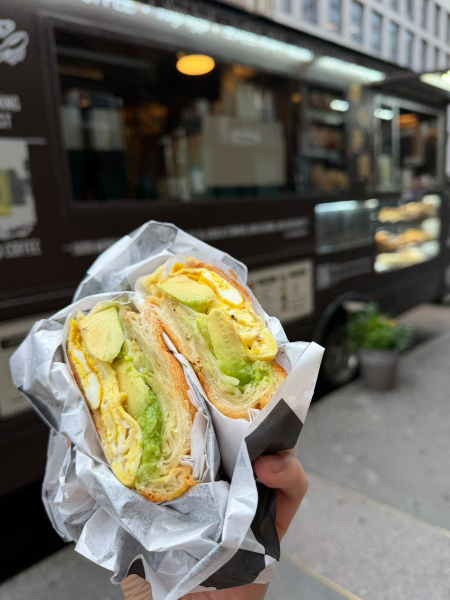 fatapplezzz's tweet photo. Love #Momo being a peak New Yorker with her breakfast order: western omelette, iced oat latte, croissant egg &amp; cheese w/ avocado 😍🗽Owner is a #TWICE fan as well - I asked for the “Momo breakfast” and understood right away 😌 it’s so good, I can see why she came multiple times! https://t.co/qwryXy0clk