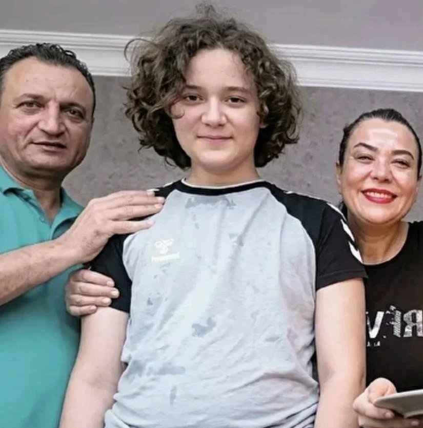 darkwebhaber's tweet photo. Kahramanmaraş'taki okul katliamını düzenleyen saldırganın anne ve babası hakkında hazırlanan iddianame kabul edildi.

Baba Uğur Mersinli hakkında, "olası kasıtla öldürme" ve "6136 Sayılı Ateşli Silahlar ve Bıçaklar ile Diğer Aletler Hakkında Kanun'a Muhalefet" suçlarından iddianame düzenlendi.

Anne Peyman Pınar Mersinli hakkında ise "bilinçli taksirle ölüme ve yaralanmaya neden olma" suçundan iddianame düzenlendi.

📰 Hanifi Bayar