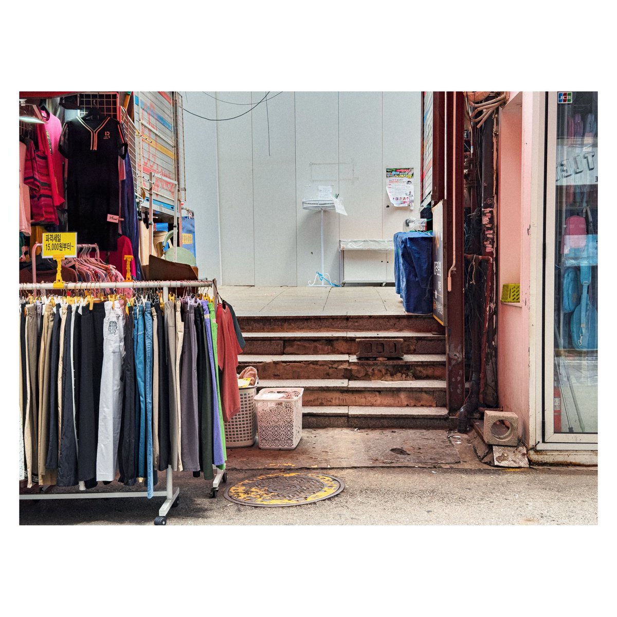 unseen_under's tweet photo. #VSCOX #Seoul #city #서울 #일상 #구석사진 #iphone17promax #shotoniphone #mundane #banal #composition #nowherediary #documentingspace #somewheremagazine #subjectivelyobjective #소요 #逍遙 https://t.co/cIYj7sEYmt