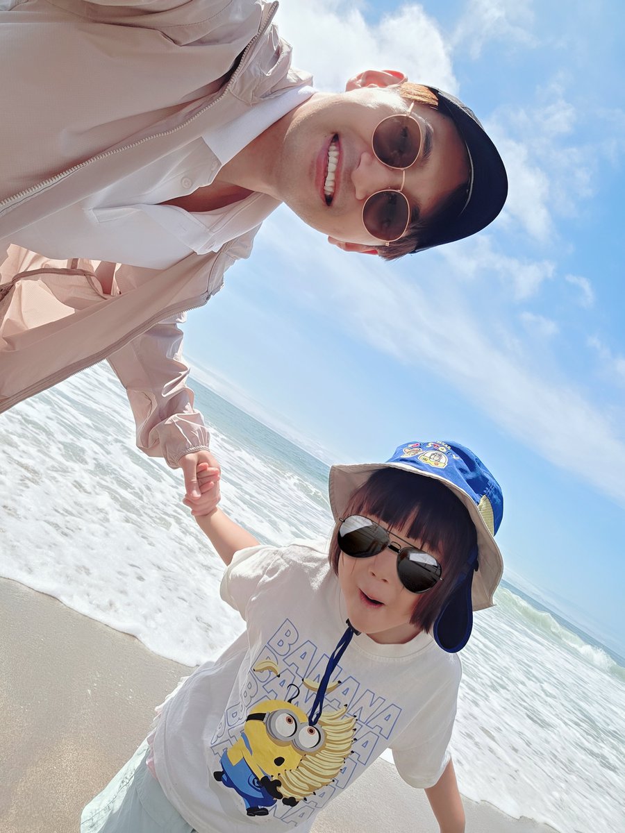 joseyou1's tweet photo. 連休は家族で海へ行ってきました(*^^*)

私事ながら明日は僕の誕生日なのですが、写真右の姉天使ちゃんが先程
「パパにケーキ買ってきておめでとう！ってお祝いするから、ママには絶対ナイショナイショだよ！！！」とヒソヒソ伝えてくれました。

…どこの誰とお祝いを画策してくれてるの？(笑) https://t.co/sffjG8c8tP