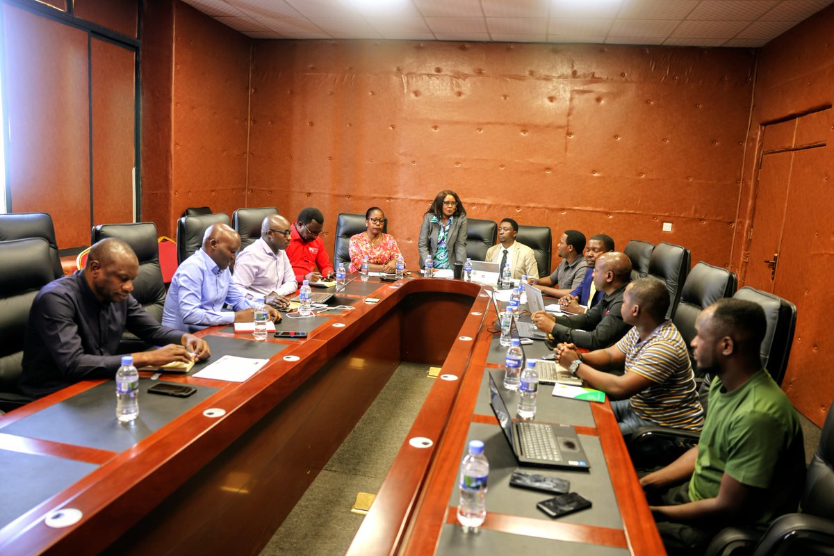 BureraDistrict's tweet photo. Umuyobozi w'Akarere, 
@MukamanaSoline
 yakiriye ku biro by'Akarere ba Honorable Senateri Dr Nyinawamwiza Laetitia na Dr Habineza Frank babarizwa muri Komisiyo ya Sena y’Ubukungu n’Imari baje mu gikorwa cyo kugenzura ibikorwa bya Guverinoma mu kugeza amashanyarazi ku baturage. https://t.co/s6N2F1aCxk