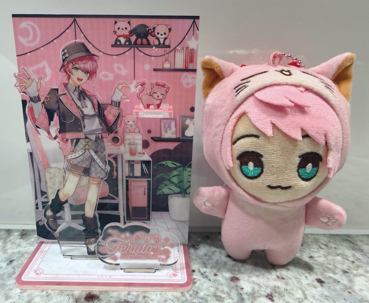 teruto_sub's tweet photo. STPRスタッフさん「新しいグッズのサンプルなんですが...」

てると「めちゃくちゃかわいいじゃないですか見てくださいよジオラマむむと作るハートの位置も完璧やっぱピンク×黒しか勝たんですそしてこの"かわいいぬい"後ろにリボンも羽もついて本当にありがとうございます！！！」

スタッフさん「😅」 https://t.co/jD4toaM0Wq