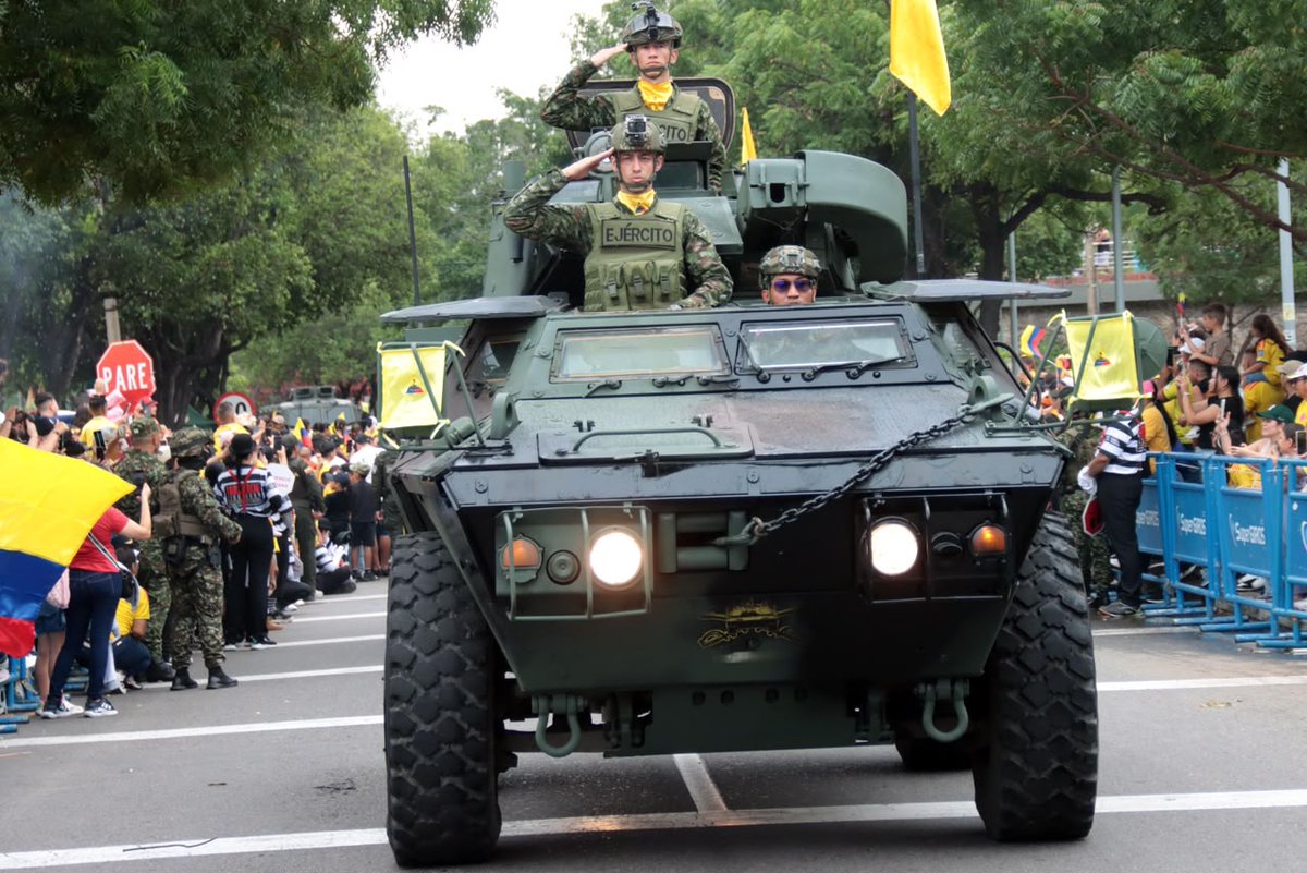 Ejercito_Div2's tweet photo. #EnModoPatrio | La imponencia de la Caballería Colombiana y la potencia de la Artillería engalanaron las calles de Cúcuta, #NorteDeSantander, durante el desfile militar y policial en conmemoración de los 216 años del Grito de Independencia.
Ahora queremos leerte: ¿qué fue lo que más te gustó del desfile? Cuéntanos en los comentarios.
#PatriaHonorLealtad
