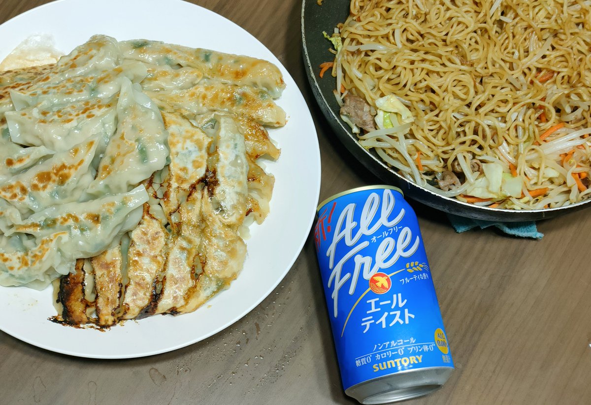 kodukai7000's tweet photo. 今夜は餃子と焼きそばなのに、祝日だか何だか知らないが酒飲みたさに休肝日をスライドさせてきた昨日の私を許さない…！！🙅‍♀🍺 https://t.co/Acpqn1pfTO