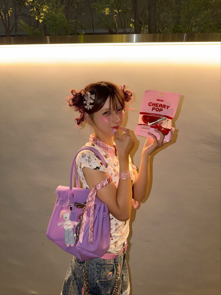 ssshinako's tweet photo. ジェリーバーキンめっちゃ可愛いけど、、

開け閉めが結構複雑で面倒くさすぎて

空っぽで写真のためだけに持つか、
閉めないかのどちらかになっちゃう🥹
みんなどうしてるの？？

これは空っぽwwww🤣 https://t.co/Wg6gDkz36o