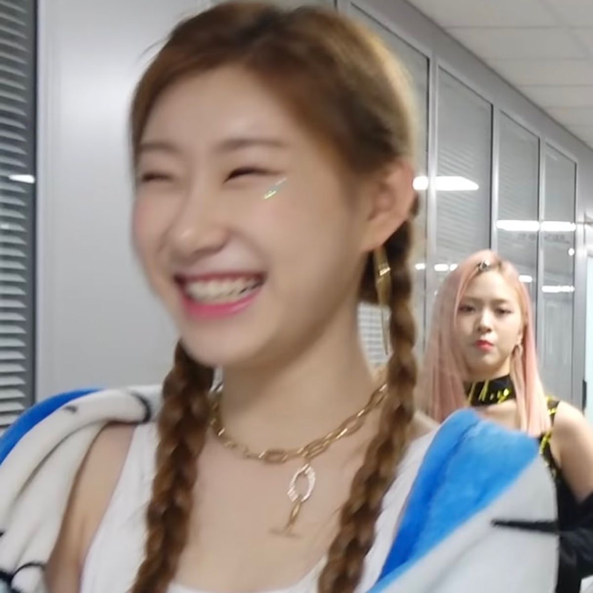 chaerpics's tweet photo. Throwback Wednesday https://t.co/0GF9AQj7SI