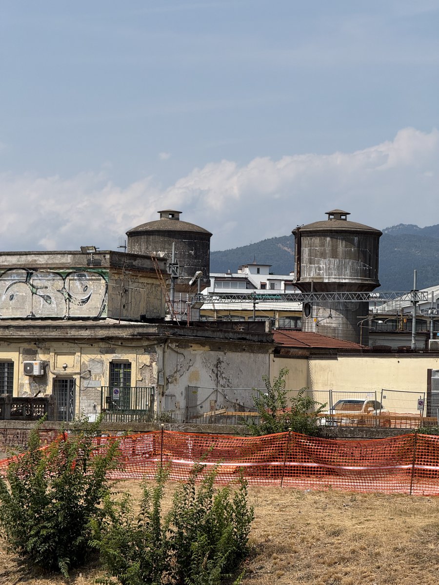 tkcproductions's tweet photo. 老後は鉄道を趣味にしようと思ってるので分かったけど、フィレンツェ駅のこれはSLの給水塔。 https://t.co/59cYS1ZIfw